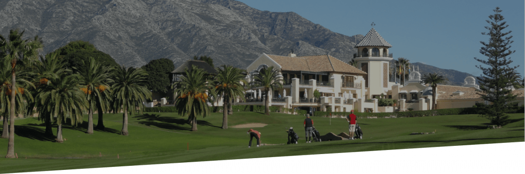 Golfistas practican en Los Naranjos Golf Club