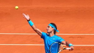 Rafael Nadal lanzando una pelota de tenis